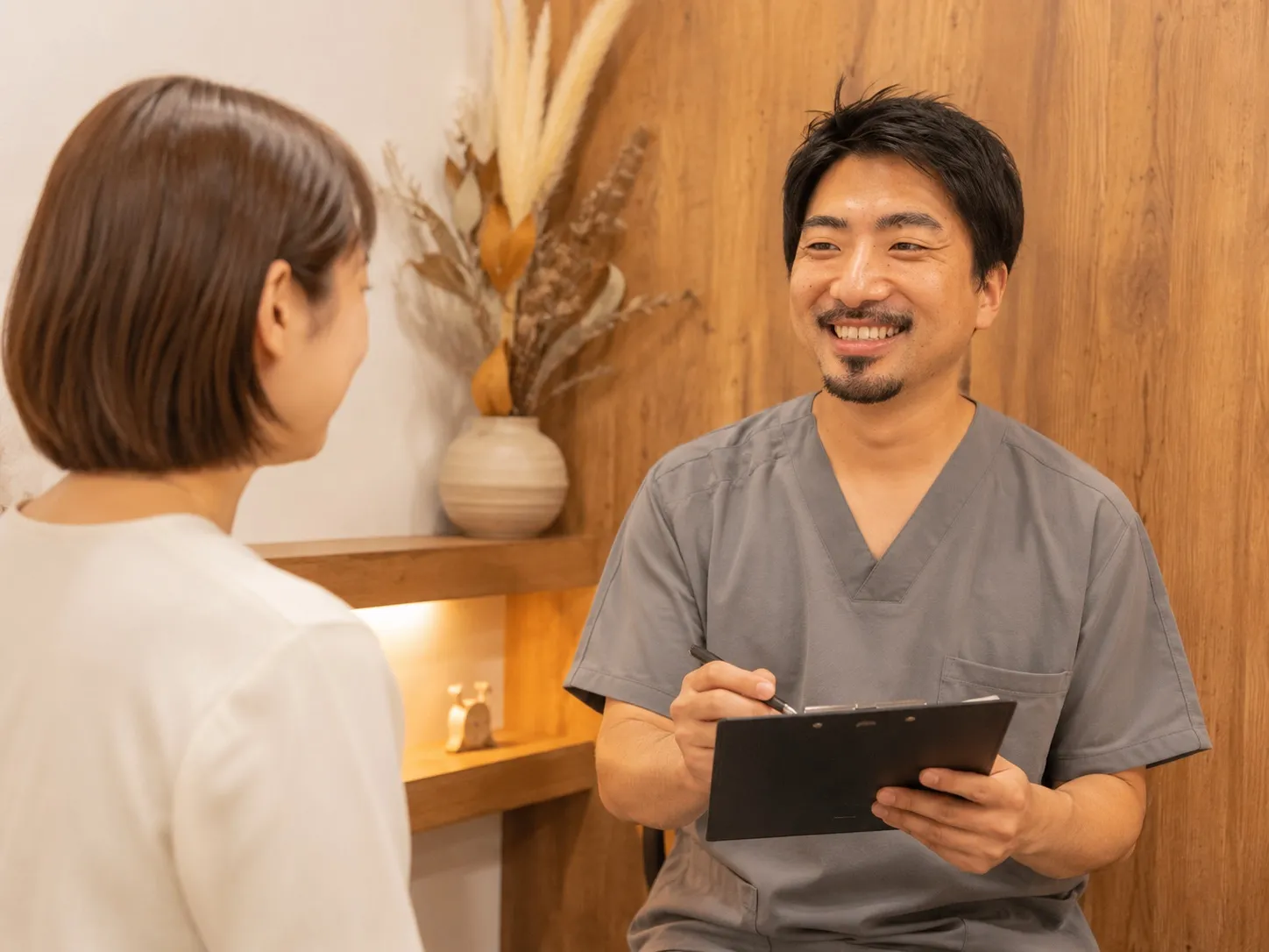 院長が患者さまの問診を行っている様子