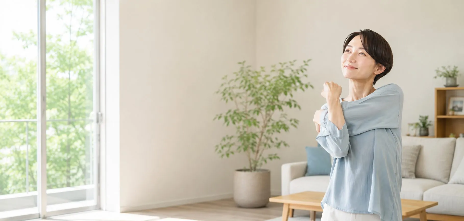 肩を回してストレッチする女性